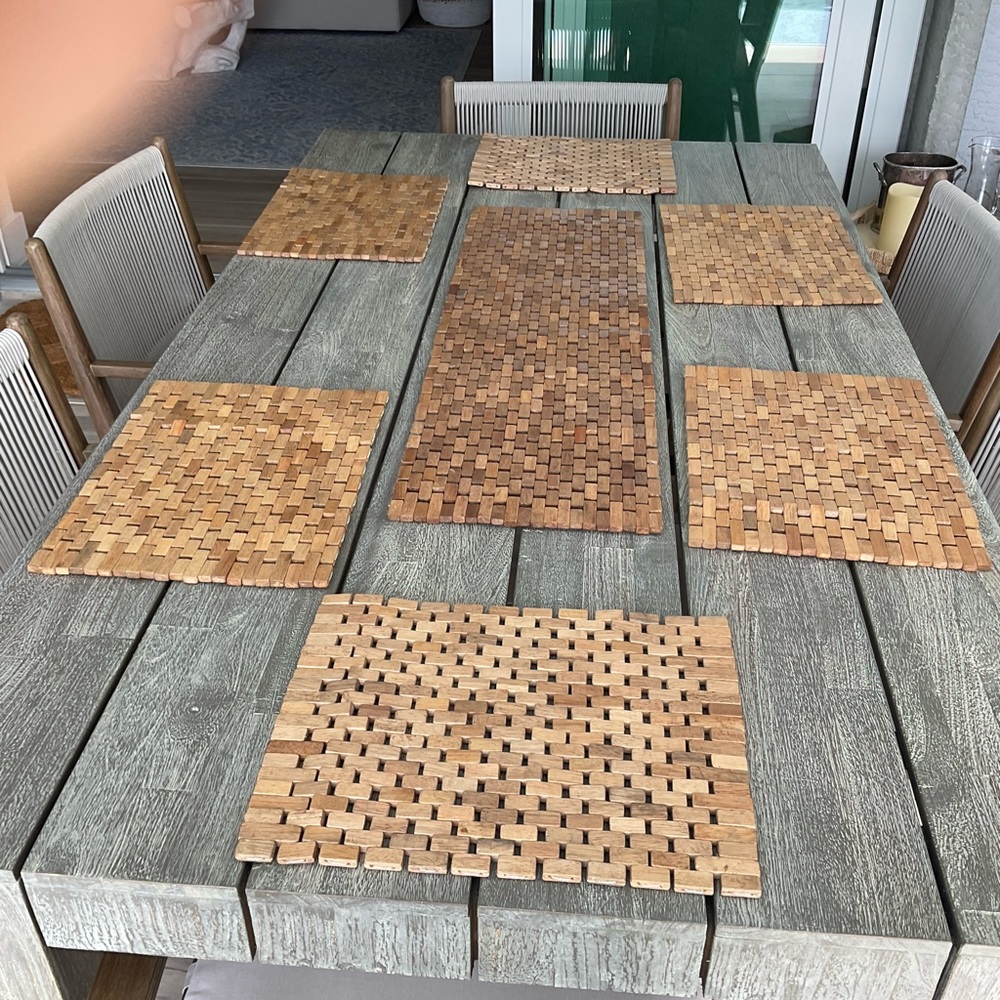 6 place mats and runner.
